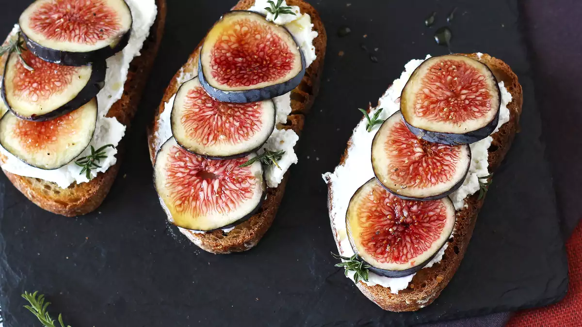 Have you ever tasted the seasonal bruschetta that everyone is dreaming about? Figs, cheese and honey for a killer appetizer!