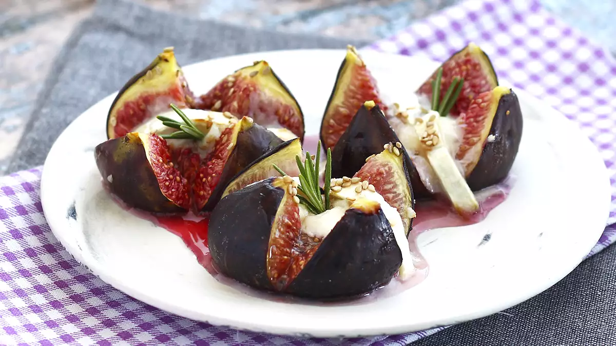 Baked figs with goat cheese and honey: the perfect seasonal recipe to enjoy in September