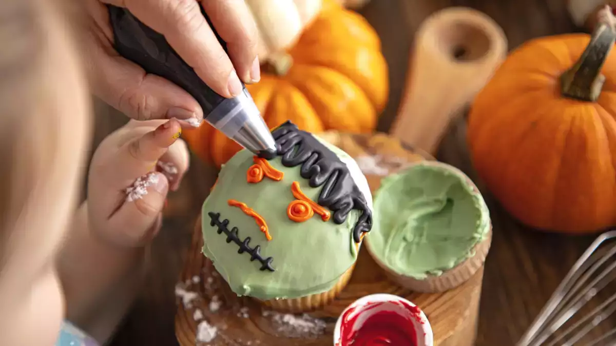Want those bold Halloween dessert colors? Avoid these 4 common food coloring disasters