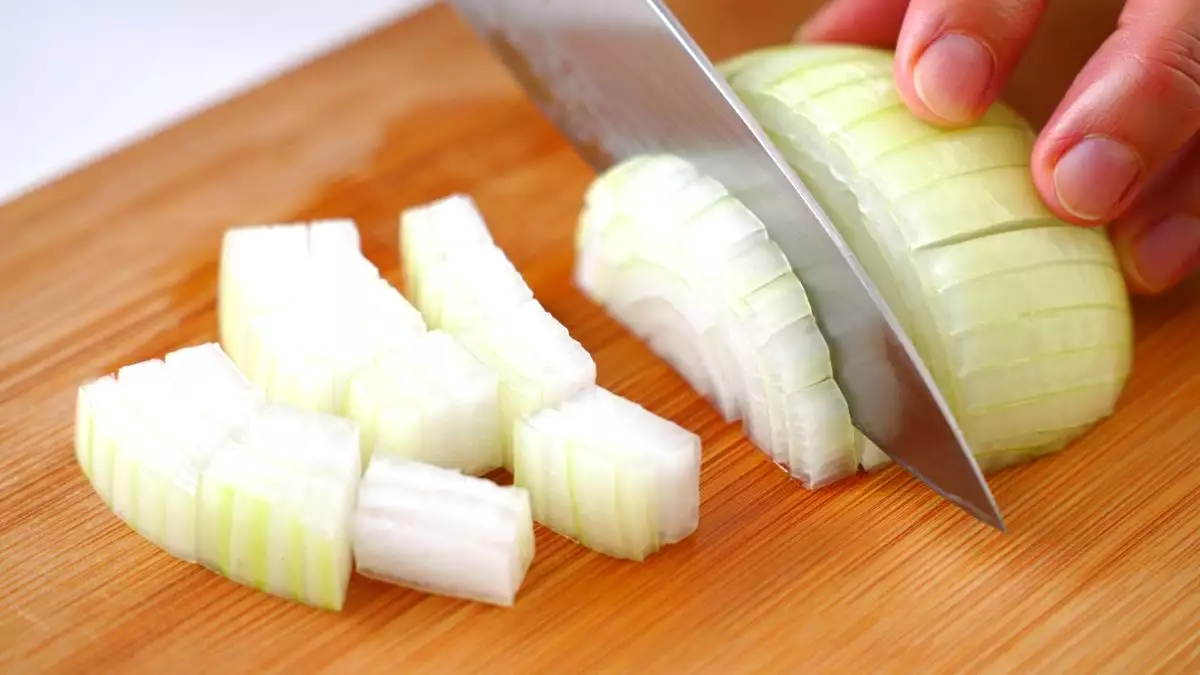 You’ve probably cut onions wrong your whole life: here’s the simple fix chefs swear by
