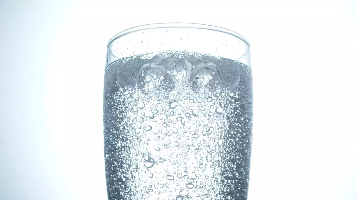 It looks healthier than soda, but sparkling water can upset your digestive system if you ignore these details...