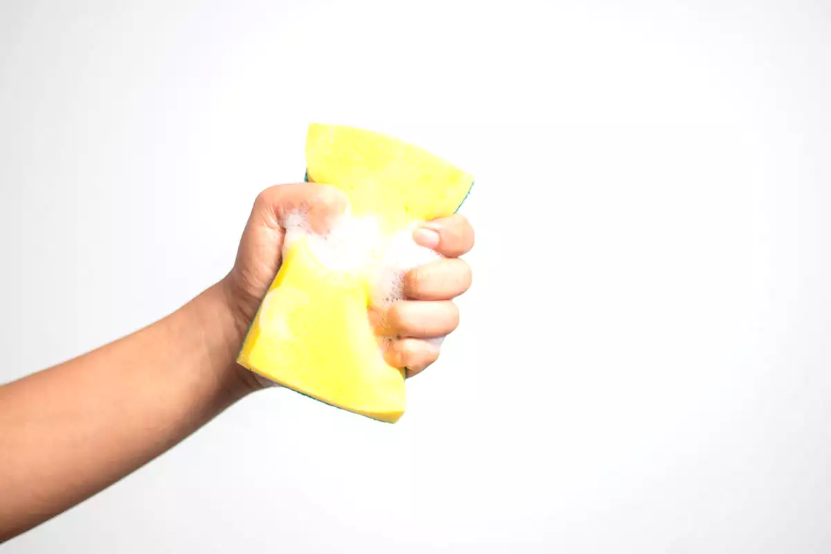 Cut a corner off your dish sponge: a small trick that simplifies everything in everyday life