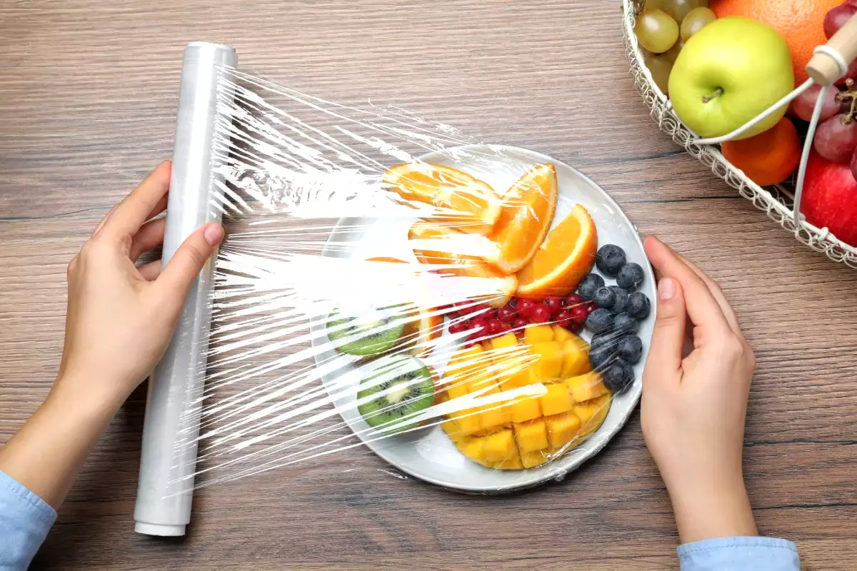 Plastic wrap is not a good idea: here's why you shouldn't use it directly on food anymore