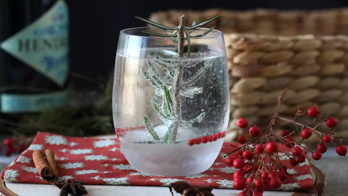 Want the snowy Christmas tree effect in your drink? This detail makes all the difference
