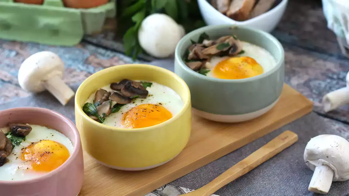 Baked eggs with mushrooms: a perfect Christmas starter without breaking the bank