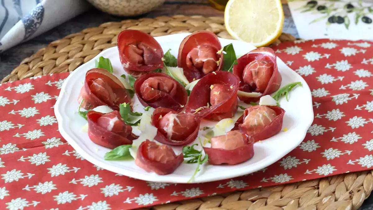 Stuffed bresaola tortelloni: the wow effect cold appetizer perfect for the Holidays