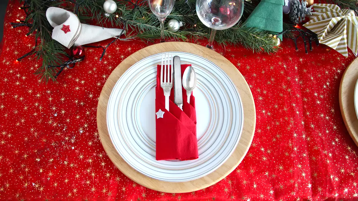 With just one paper napkin, you can create a chic and inexpensive cutlery tray: the tutorial that's blowing up