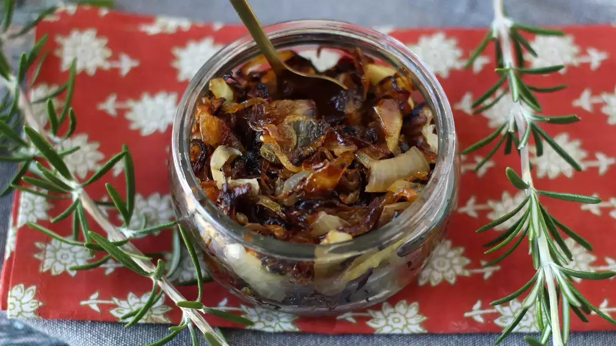 Onion confit: easy, inexpensive and ideal for festive meals