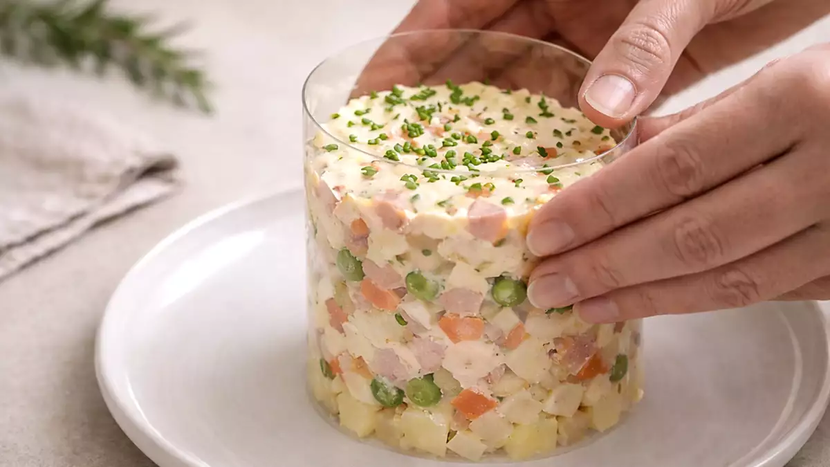 Without a plating ring and with guests: the trick that saves the presentation of your dishes (with something you already have at home)