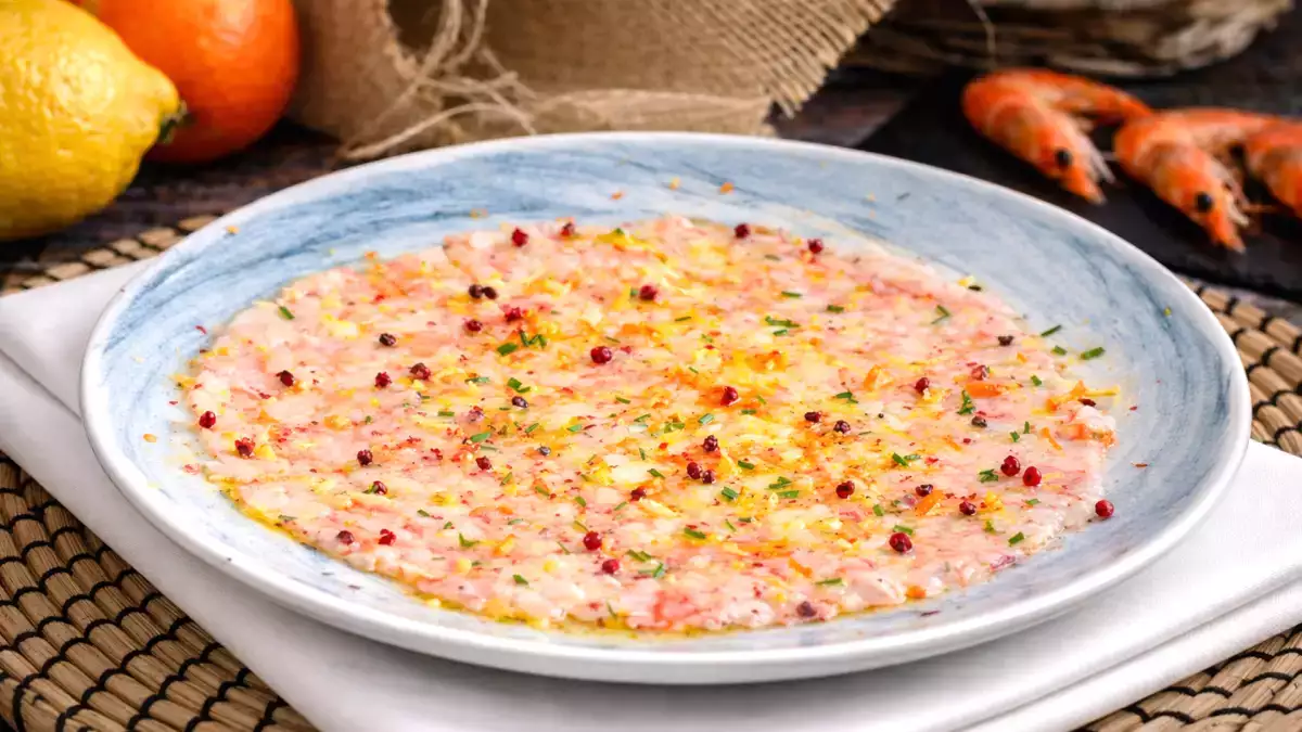 Shrimp carpaccio with citrus and pink pepper: an ideal starter to give a new twist to the usual seafood.