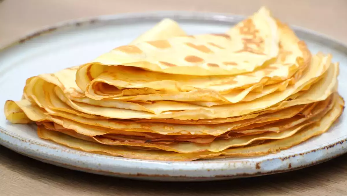 The ingredient to add to the batter for lighter (and easier to digest) French crêpes