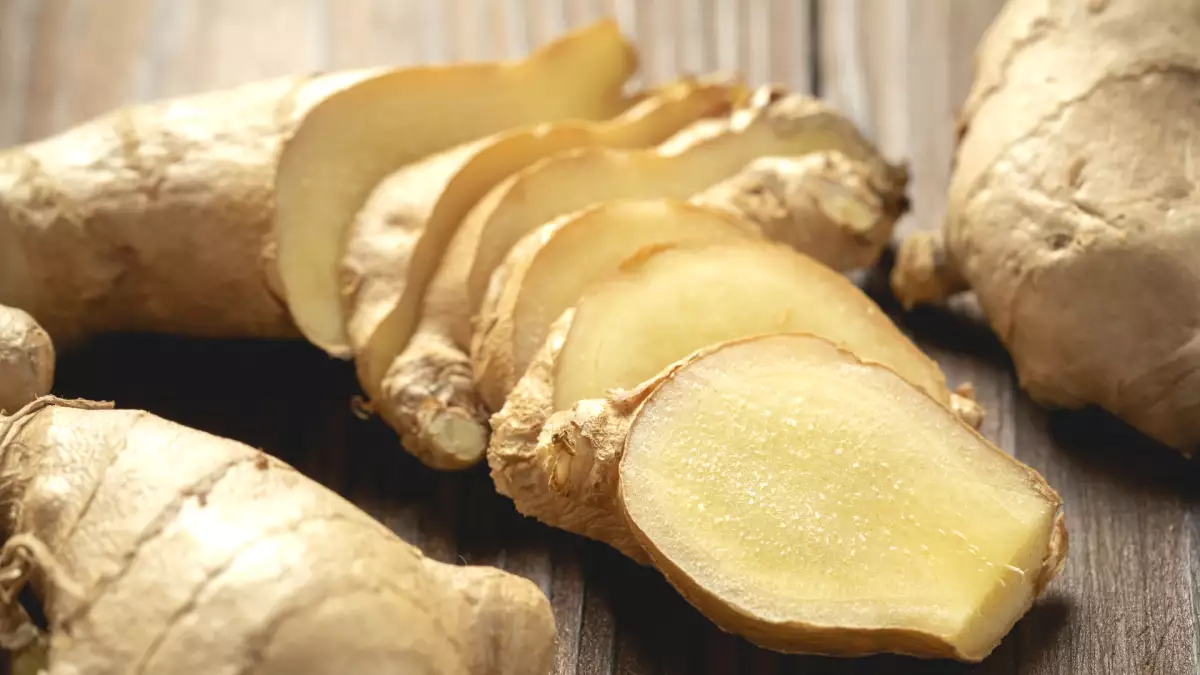 The simple method to peel ginger without wasting anything and extend its life