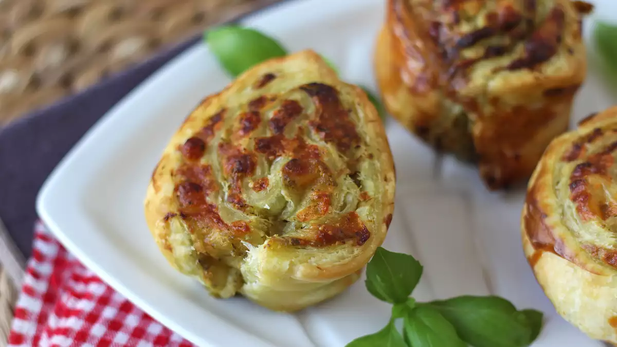 These pesto puff pastries take just 15 minutes to prepare... and disappear even faster!