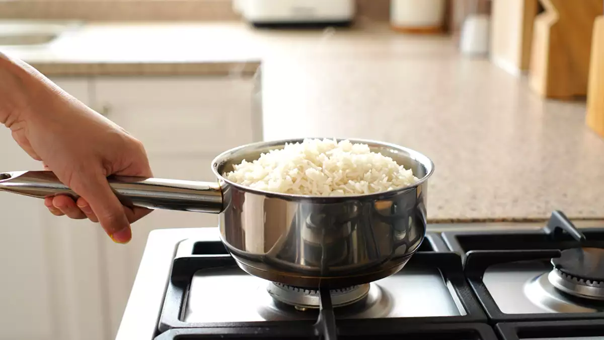 The best way to store cooked rice so that it isn't dry and tasteless the next day