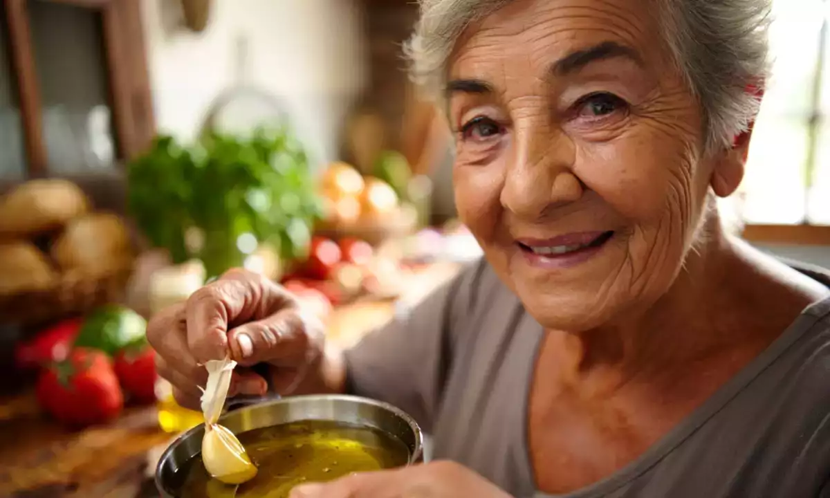 Grandma has known it all along: garlic should be taken out, and the reason why she does it is not what you think