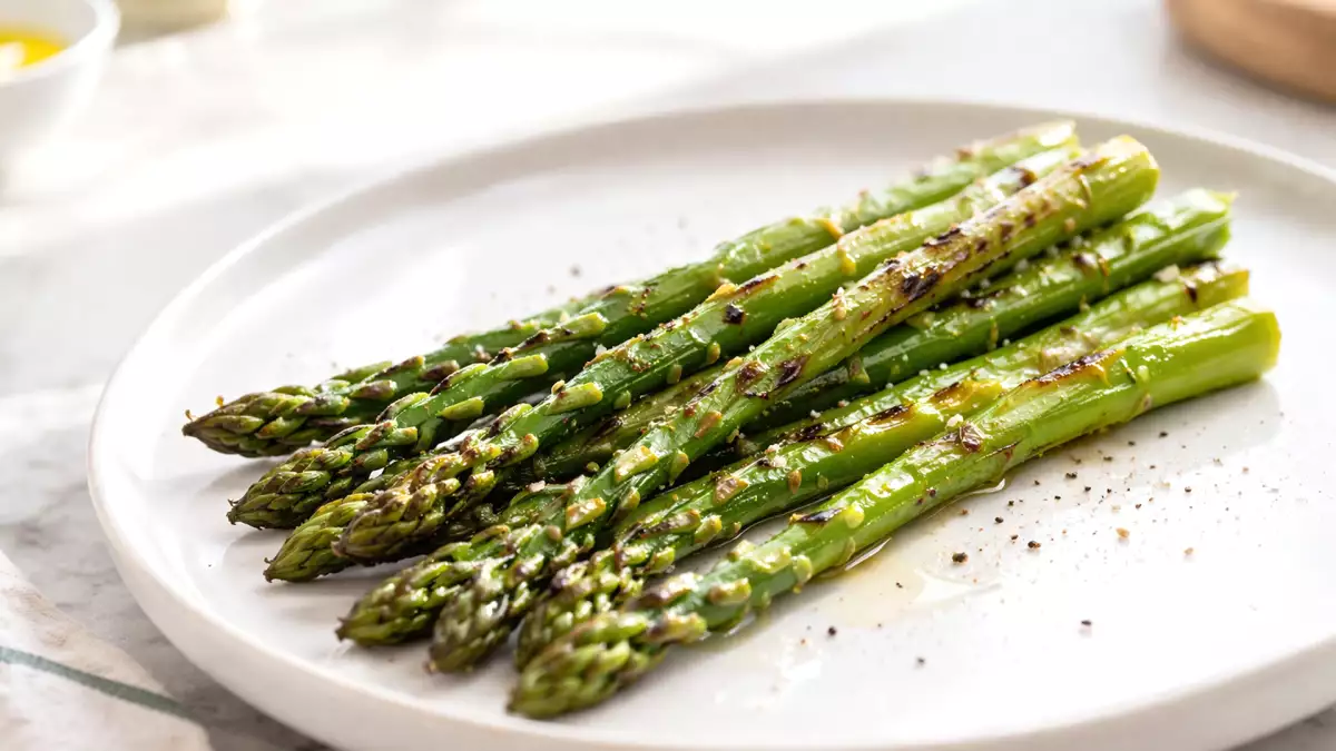 How to cook green asparagus: when to grill, boil, steam and bake them