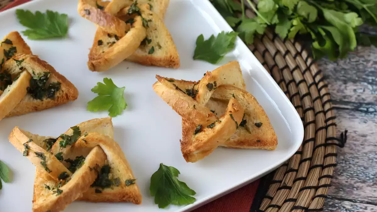 Daily Menu, april 28: Delightful garlic bread, savory steak, and classic crème brûlée for a perfect meal