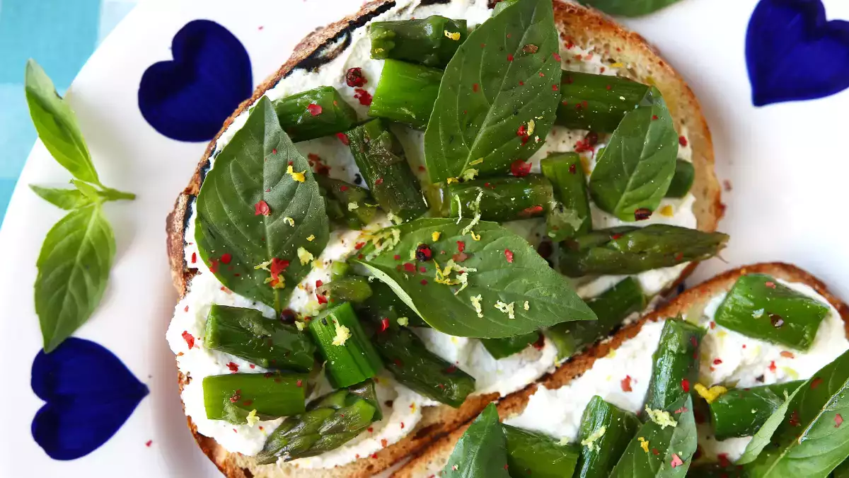The spring bruschetta everyone wants: fresh, creamy and ready in minutes