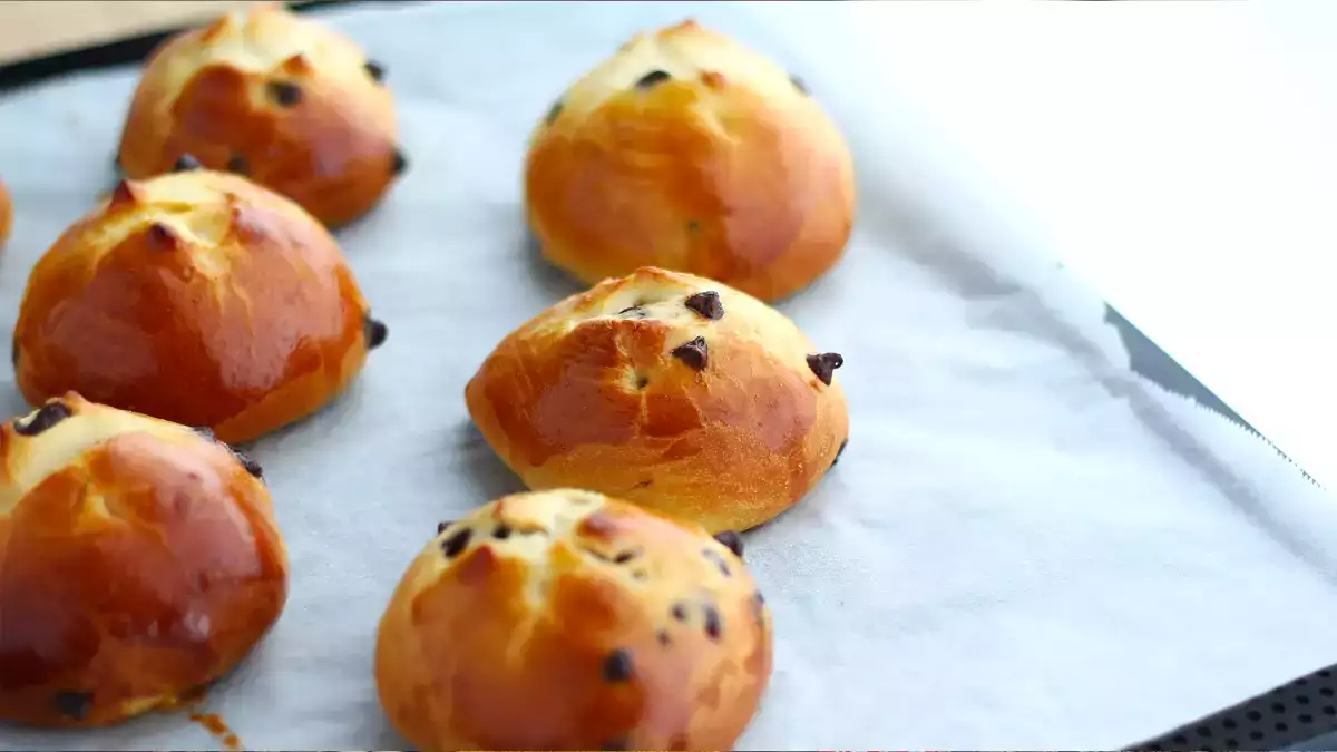 Daily Menu, may 6: A flavorful journey: afghan spinach, prawn sauce crackers, and chocolate chip brioche buns