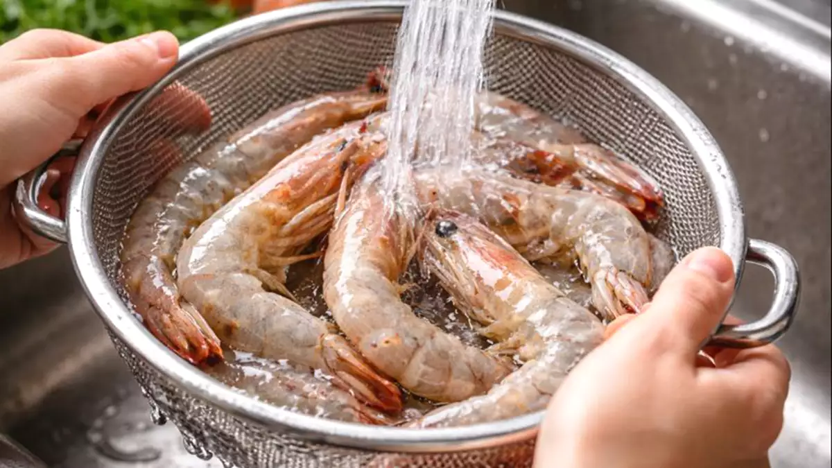Do you wash the shrimp before cooking? Understand why this common gesture could be your biggest mistake