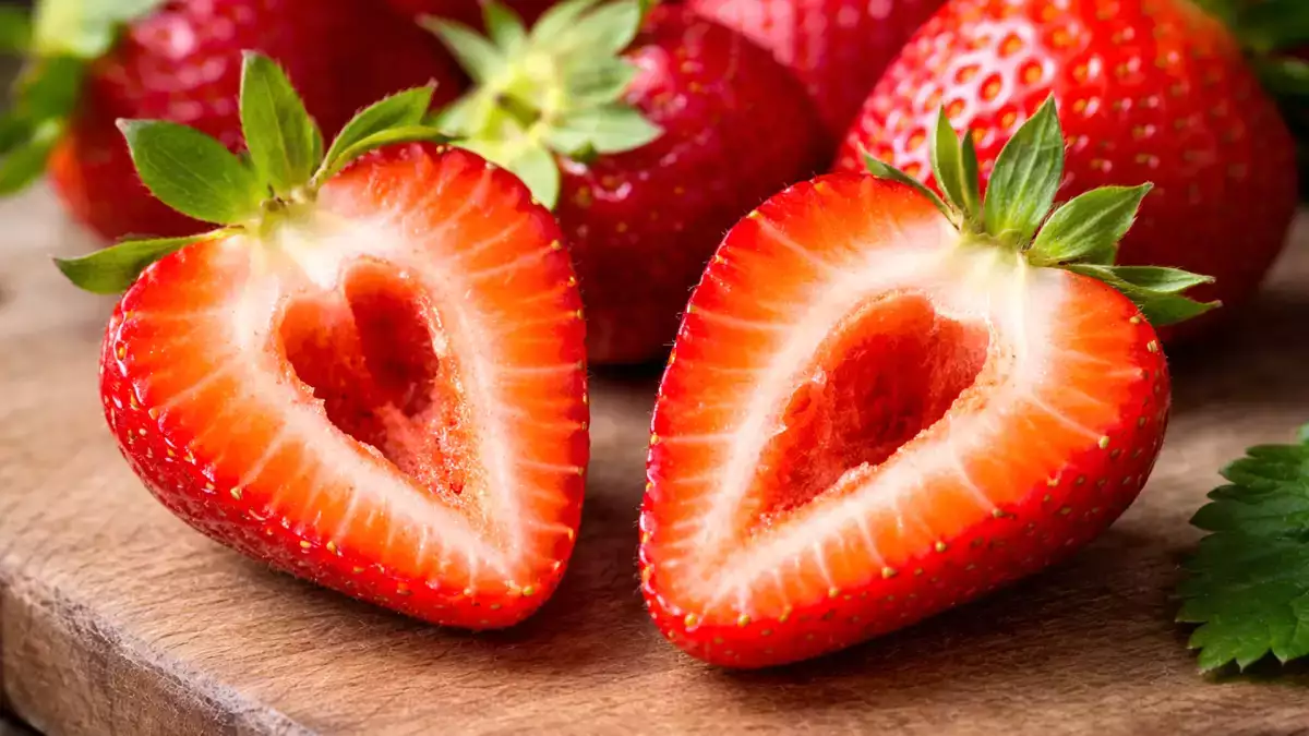 This strange detail in strawberries has a hidden cause most people ignore