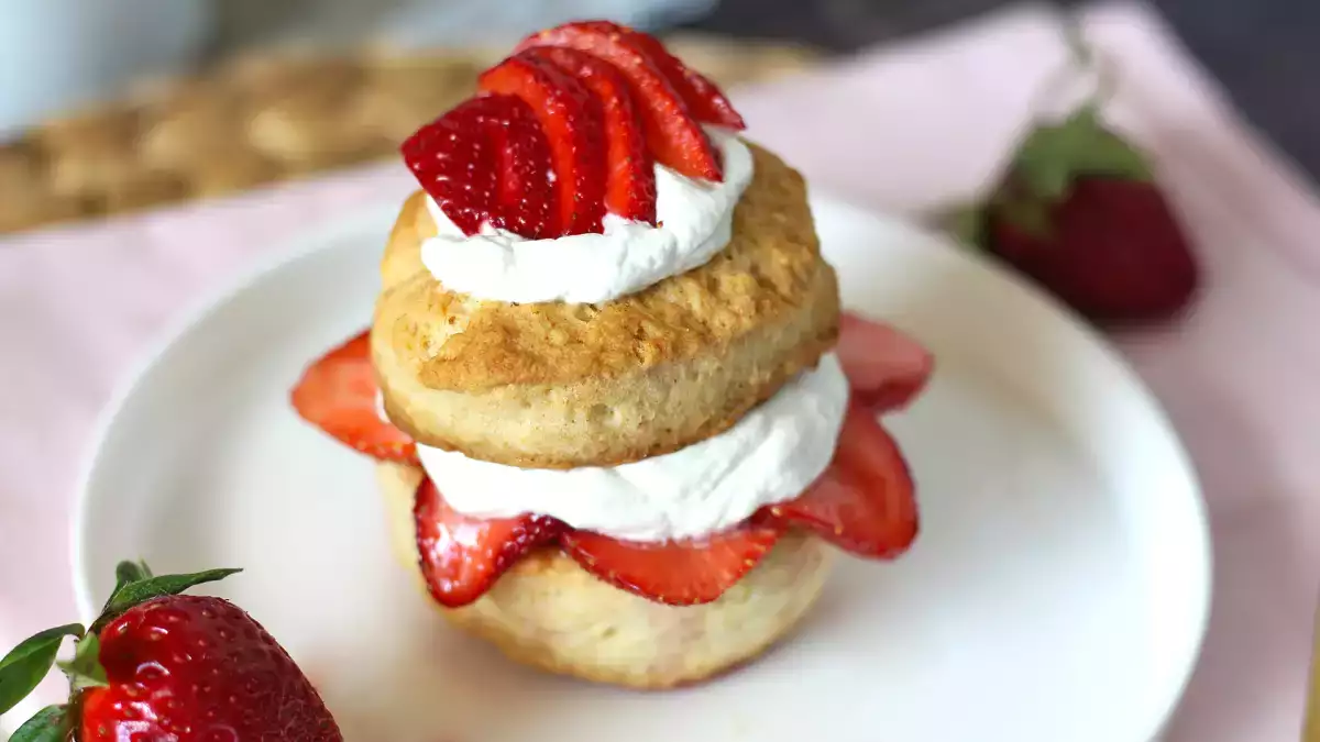 Must-try spring delight: unveil the ultimate strawberry dessert!
