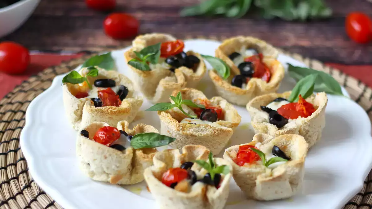 June 5th daily menu: warm bread baskets, savory turkey, and a comforting apple compote to savor today