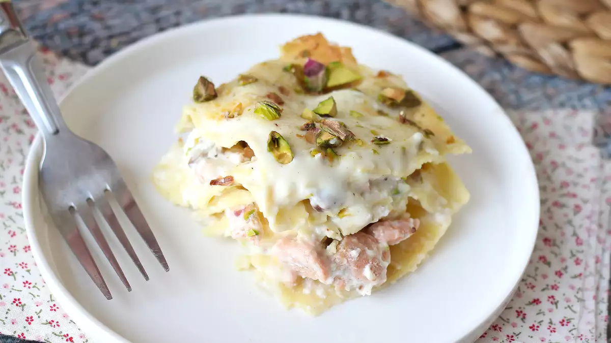 June 8th daily menu: a light zucchini starter, elegant salmon lasagne, and a playful dessert to try tonight
