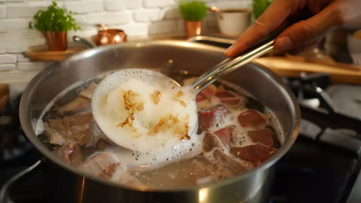 Why meat sometimes forms a strange foam? The simple explanation that will change kitchen habits
