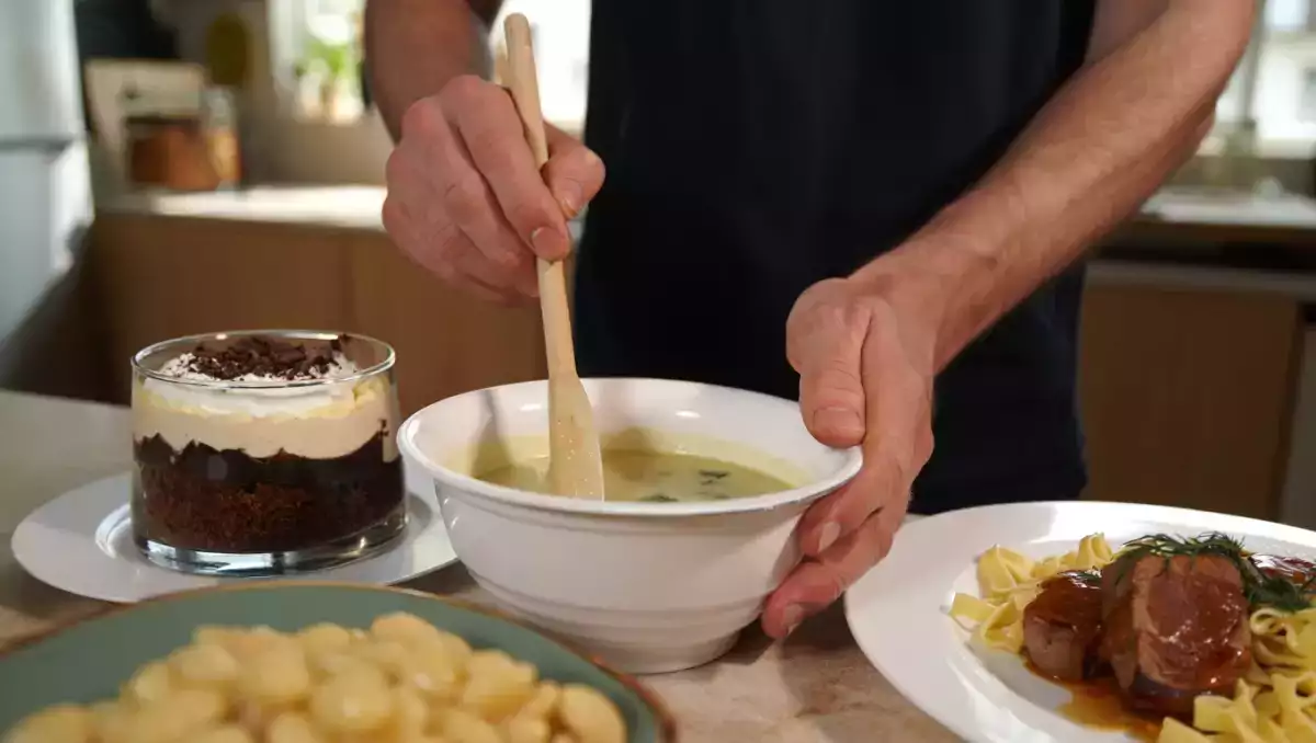 June 18 daily menu: start with a comforting soup, enjoy savory mains, and end with a sweet dessert