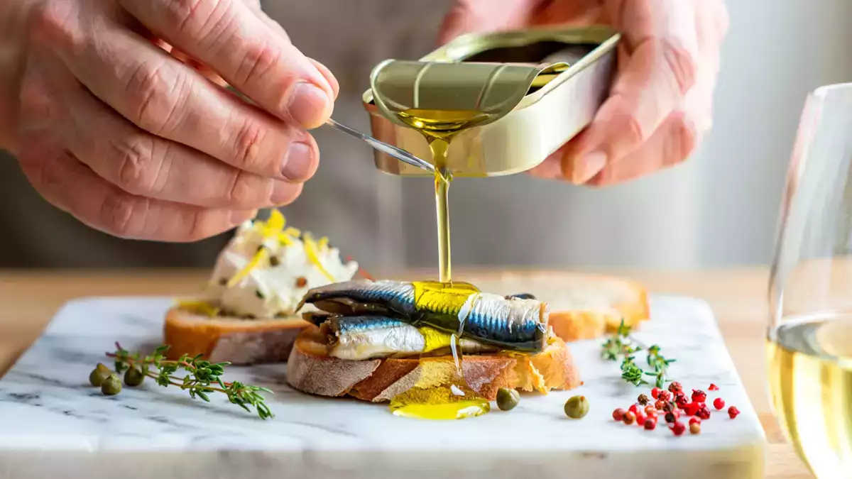 Most people toss the oil from a can of sardines without noticing what they are losing, here's why