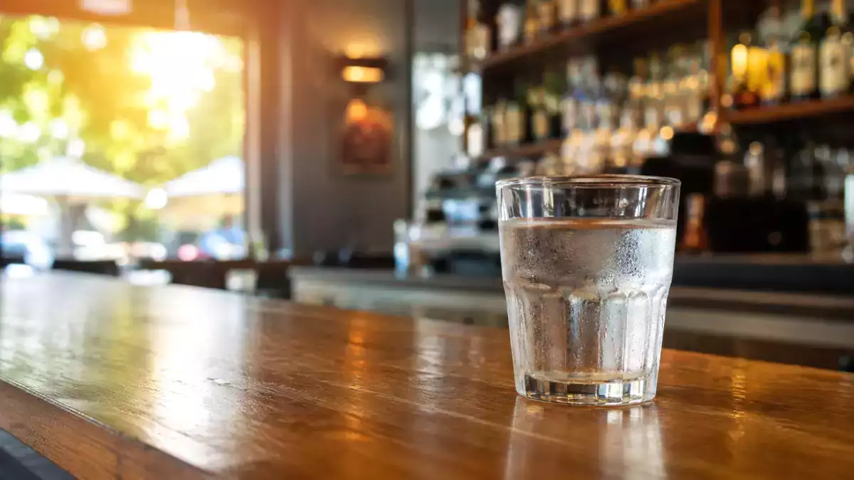 Heat wave: is a bar required to offer you a glass of water if you don't order anything?