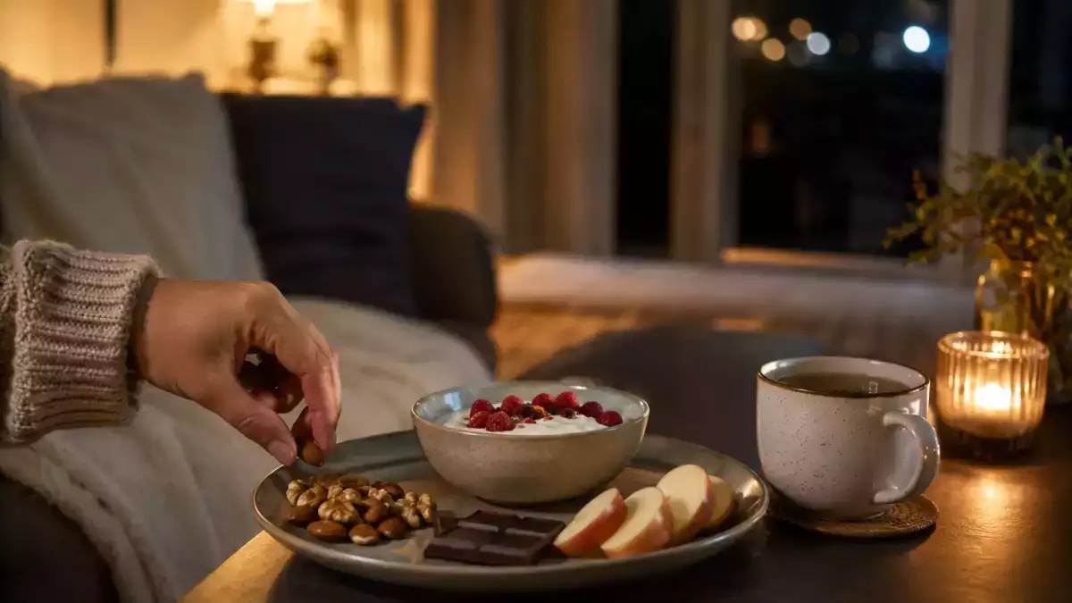 How to snack at night without sabotaging sleep: simple evening habits to treat yourself tonight