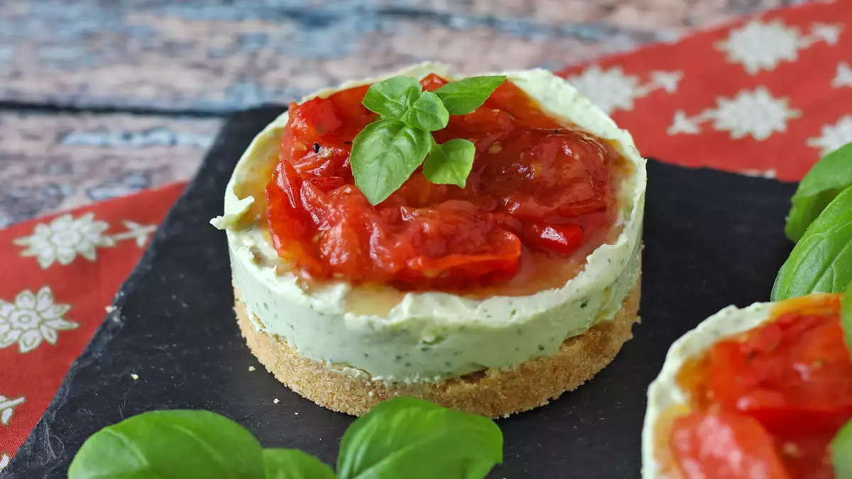 Mini savory cheesecakes: fresh, creamy single-serve bites that make entertaining effortless