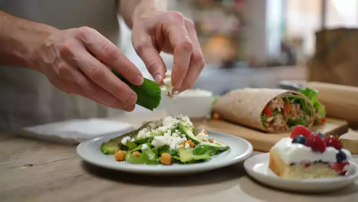Daily menu, August 9: a refreshing salad, a crunchy wrap, and a classic yogurt cake