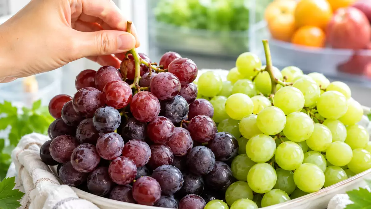 How to choose sweet table grapes and a simple storage trick to keep them fresh longer at home