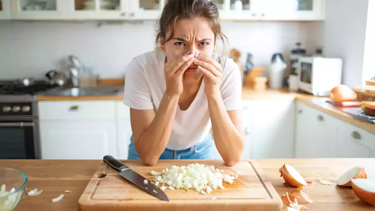 How to instantly remove onion smell from your hands: one easy kitchen trick that really works