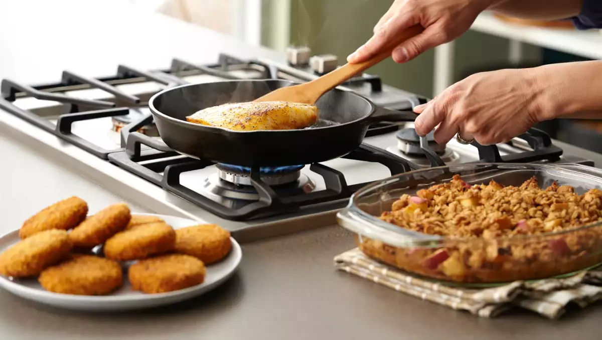 Daily menu, August 25: delightful leftover chicken fritters, steam-fried fish, and crunchy apple pear crumble