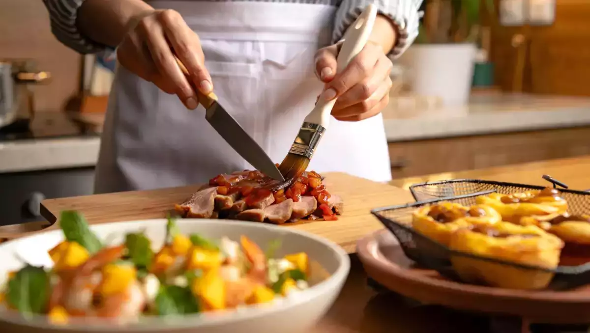 Daily menu, August 17: a refreshing shrimp salad, savory roast pork, and delightful pastéis de nata