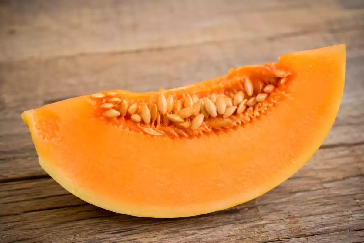 Storing a pre-cut melon: remove the seeds or leave them in, does it change how long it stays fresh?