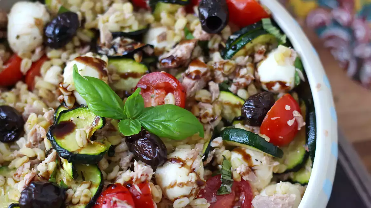 28 hearty salad recipes that actually count as a full meal - satisfying lunch or dinner ideas to try