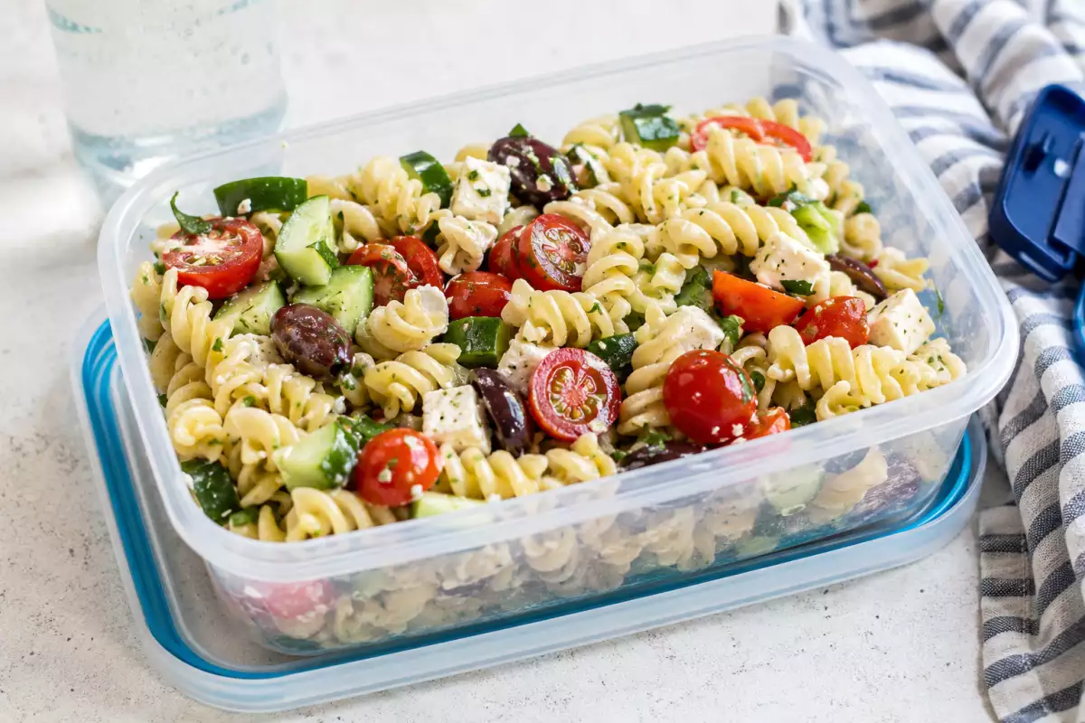 One easy trick to stop cold pasta in your lunchbox from clumping : keep it fresh and separate