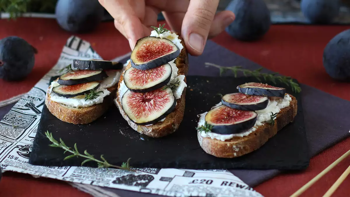 Why fig, honey and fresh cheese bruschetta becomes the creamy-crunchy star of every cocktail hour