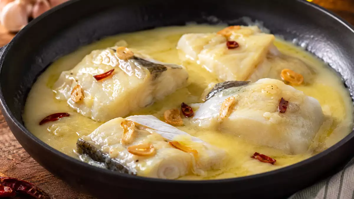 Traditional Cod Pil-Pil: Step-by-step methods to thicken the emulsion sauce gently without curdling