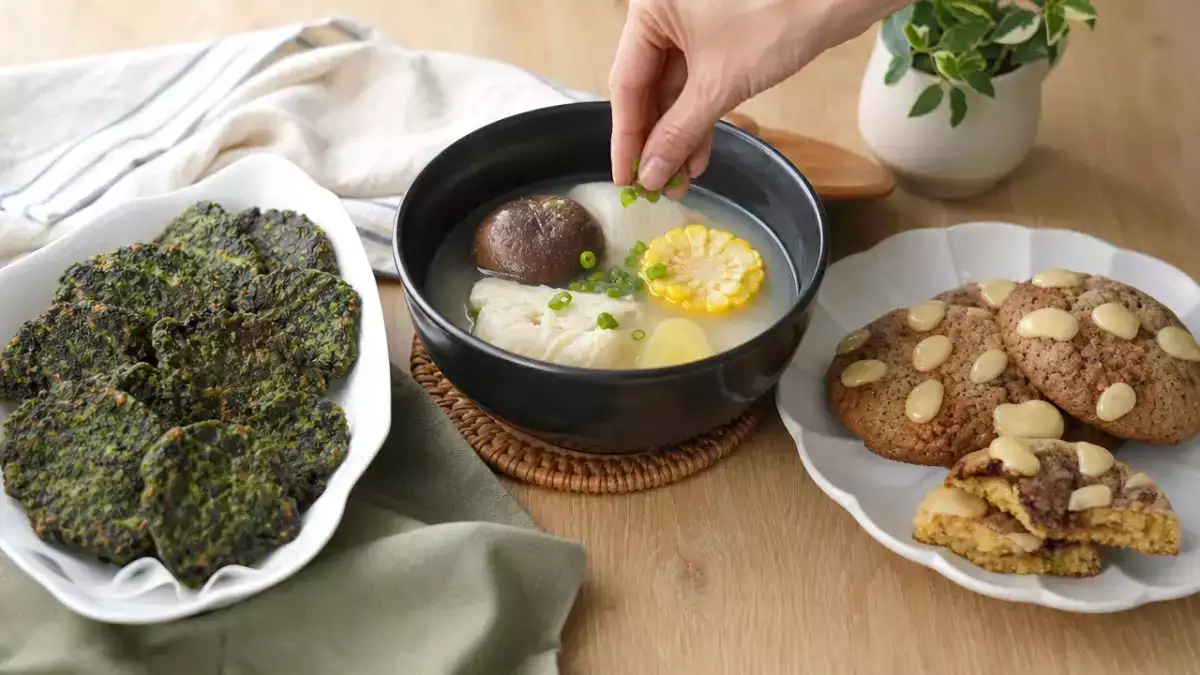 Daily Menu, September 25: delightful spinach fritters, comforting cod fish soup, and indulgent cinnamon roll-style cookies