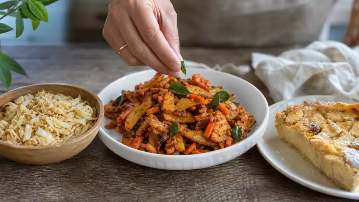 Daily menu, October 5: crispy japanese cabbage salad, carrot-potato mezhukkupuratti, and swedish apple pie