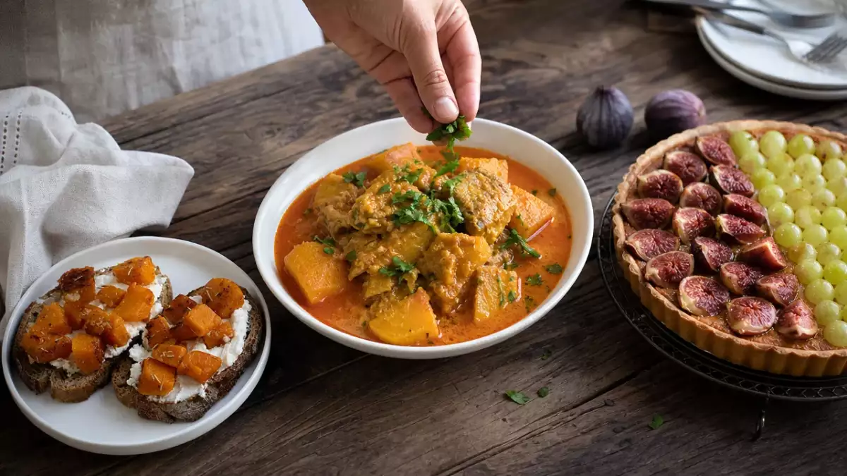 Daily menu, October 6: delightful ricotta toasts, savory pumpkin curry, and a sweet fig-grape tart