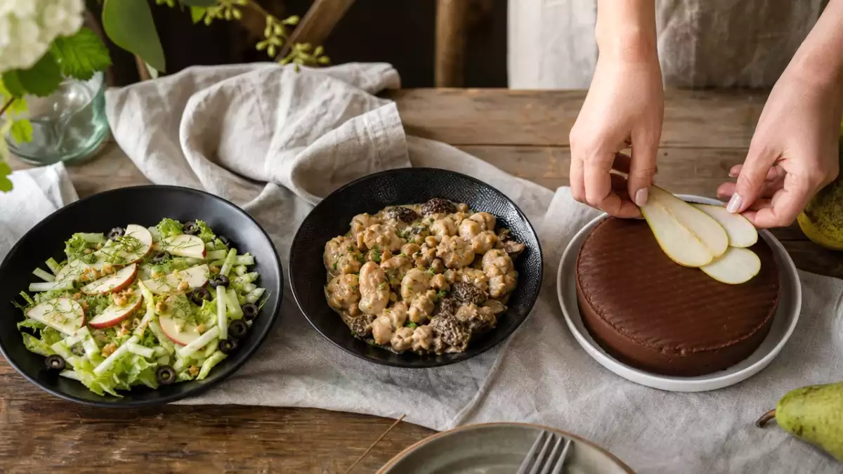 Daily menu, October 8: a refreshing salad, rich veal sweetbreads, and a guilt-free dessert