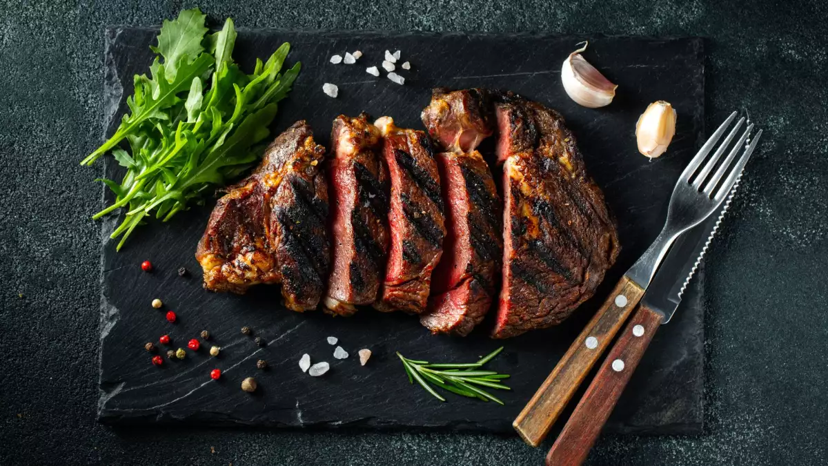 Does your meat lose a lot of juices when you cut it? Waiting a few minutes can make all the difference