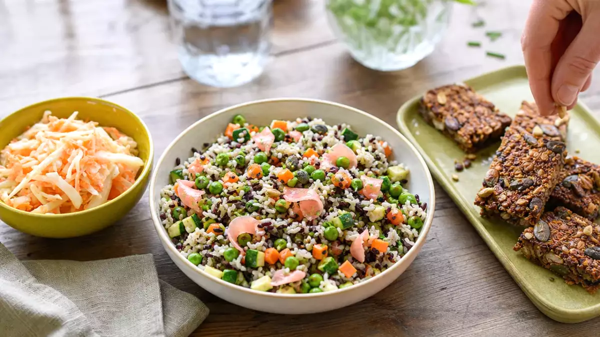 Daily menu, October 27: crunchy coleslaw, colorful rice salad and oat-almond bars